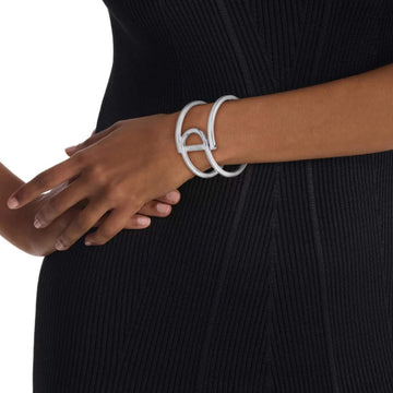 Γυναικείο βραχιόλι χειροπέδα Calvin Klein 35000756 ατσάλινο ασημί με γεωμετρικό σχέδιο, φορεμένο.